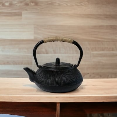 Чугунен чайник с цедка 300 мл LINES, черен цвят