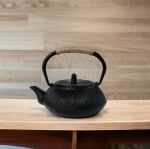 Чугунен чайник с цедка 300 мл LINES, черен цвят