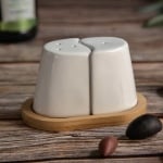 Порцеланов комплект за сол и пипер с бамбукова подложка