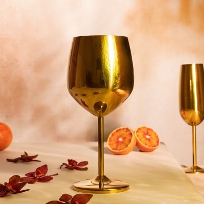Метална чаша за вино в златен цвят