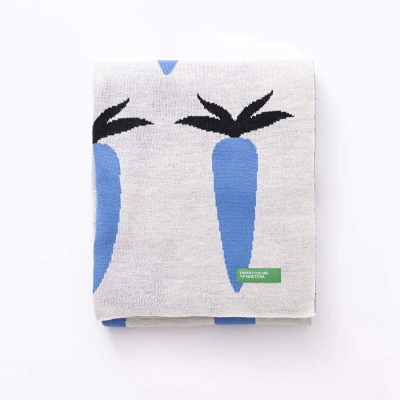 Одеяло 140 х 190 см - светлосив цвят със сини моркови - Fw23, United Colors of Benetton