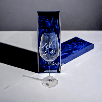 Чаша за вино 18 годишнина с безцветни кристали