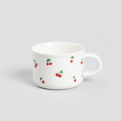 красива чашка за кафе с череши