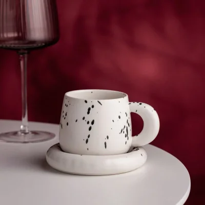 Порцеланова чаша с чинийка за кафе - чай 250 мл DIBO - черно бяла, HOMLA Полша