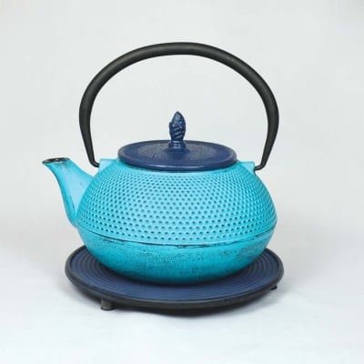 Чугунен чайник 1200 мл с цедка и подложка Arare JA, светло синьо и лилаво цвят, Ja-Unendlich Германия