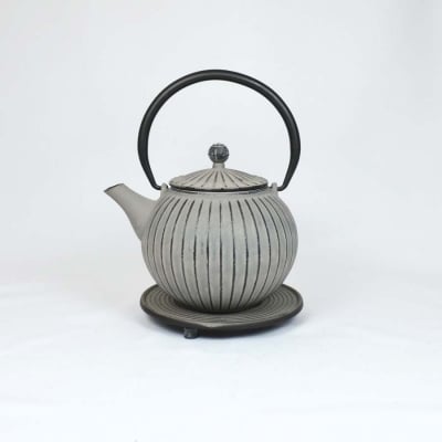 Чугунен чайник 800 мл с цедка и подложка Chokoreto JA, сив цвят, Ja-Unendlich Германия