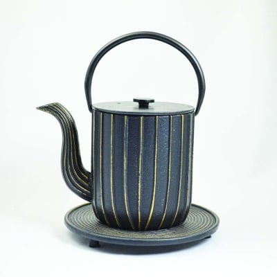 Чугунен чайник 1000 мл с цедка и подложка Mariage JA, цвят черно и златно, Ja-Unendlich Германия