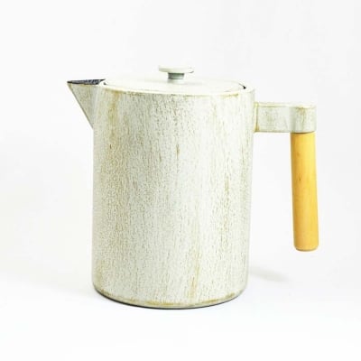 Чугунен чайник с дървена дръжка