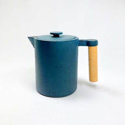 Чугунен чайник 450 мл с цедка Chisai, петролено син цвят, Ja-Unendlich Германия