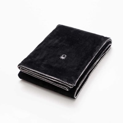 Поларено одеяло B&W 140 х 190 см, черен цвят, United Colors Of Benetton