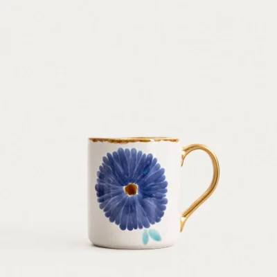 Керамична чаша за топли напитки 500 мл MEREN - синьо цвете, HOMLA Полша