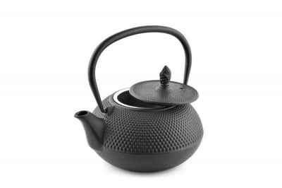 Чугунен чайник с цедка 800 мл, черен цвят