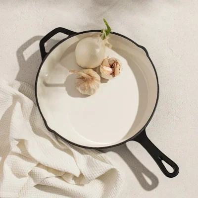 Чугунен емайлиран тиган 26 см Andreas  - черен цвят, HOMLA Полша