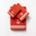 Кърпа за баня 50 x 90 см Rainbow, червен цвят, United Colors Of Benetton