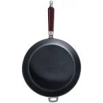 чугунен тиган с дървена дръжка