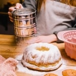 Сито за брашно и пудра захар с механизъм за пресяване EASY BAKE, 10 см, HOMLA Полша