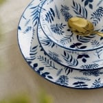 Порцеланова десертна чиния 19 см NAVIA BLUE LEAF, сини листа, HOMLA Полша