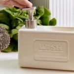 Комплект дозатор за течен сапун с гъба за почистване JASAI, цвят екрю, HOMLA Полша