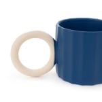 Порцеланова чаша за кафе и чай 250 мл YELLY, цвят син, кремава дръжка, HOMLA Полша