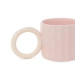 Порцеланова чаша за кафе и чай 250 мл YELLY, розов цвят, кремава дръжка, HOMLA Полша