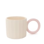 Порцеланова чаша за кафе и чай 250 мл YELLY, цвят крем, розова дръжка, HOMLA Полша