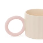 Порцеланова чаша за кафе и чай 250 мл YELLY, цвят крем, розова дръжка, HOMLA Полша