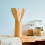Комплект 5 броя бамбукови прибори за готвене с поставка BAMBOU, HOMLA Полша