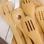 Комплект 5 броя бамбукови прибори за готвене с поставка BAMBOU, HOMLA Полша