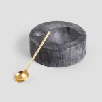 Мраморен съд за подправки 10.5 см с лъжичка MARBLE, HOMLA Полша