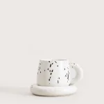 бяла чаша с черни петна - порцелан