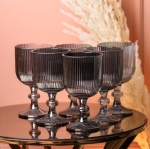 стъклени чаши за вино в сиво черен цвят