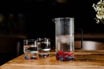 Красива стъклена кана за вода