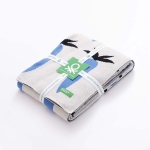 Светлосиво одеало със сини моркови