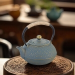 Чугунен емайлиран чайник 900 мл, златисти точки