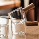 Стъклен съд / каничка за мляко / дозаторна чашка 100 мл с дървена дръжка CARLOS, HOMLA Полша