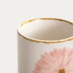 чаша за мляко с красиво декорирано цвете