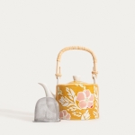 чайник с жълт цвят с красиви розови цветя