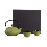 красив зелен чугунен чайник с чаши