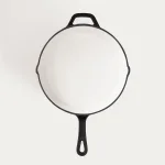 елегантен черен чугунен тиган