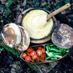 Чугунена купа с две дръжки 16 см и дървена подложка, червен цвят, LAVA Турция