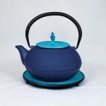 Чугунен чайник 1200 мл с цедка и подложка Arare JA, лилаво и светло син цвят, Ja-Unendlich Германия