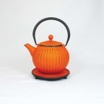 Чугунен чайник 800 мл с цедка и подложка Chokoreto JA, оранжев цвят, Ja-Unendlich Германия