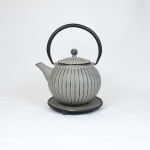 Чугунен чайник 800 мл с цедка и подложка Chokoreto JA, сив цвят, Ja-Unendlich Германия