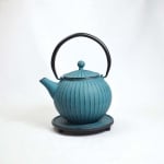 Чугунен чайник 800 мл с цедка и подложка Chokoreto JA, цвят петролено синьо, Ja-Unendlich Германия