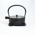 Чугунен чайник 800 мл с цедка и подложка Heii Na JA, цвят черен, Ja-Unendlich Германия