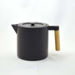 Чугунен чайник 900 мл с цедка Chiisana JA, черен цвят, Ja-Unendlich Германия