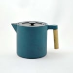 Чугунен чайник 900 мл с цедка Chiisana JA, петролено син цвят, Ja-Unendlich Германия