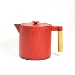 Чугунен чайник 900 мл с цедка Chiisana JA, червен цвят, Ja-Unendlich Германия