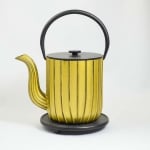 Чугунен чайник 1000 мл с цедка и подложка Mariage JA, цвят злато и черно, Ja-Unendlich Германия