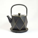 Чугунен чайник 800 мл с цедка и подложка Karo JA, цвят черен, Ja-Unendlich Германия